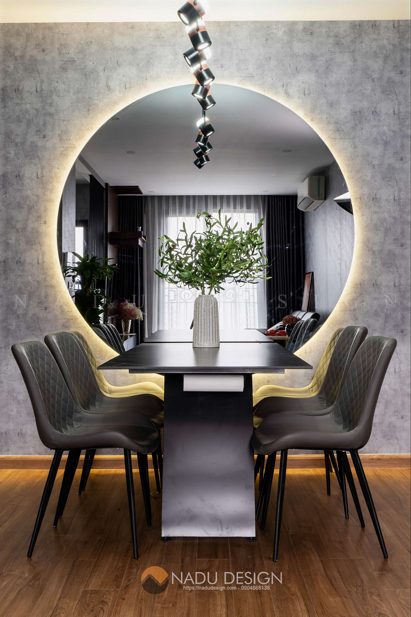 Bộ bàn ăn tối giản được đặt cạnh gương tròn tạo không khí sum họp ấm áp 