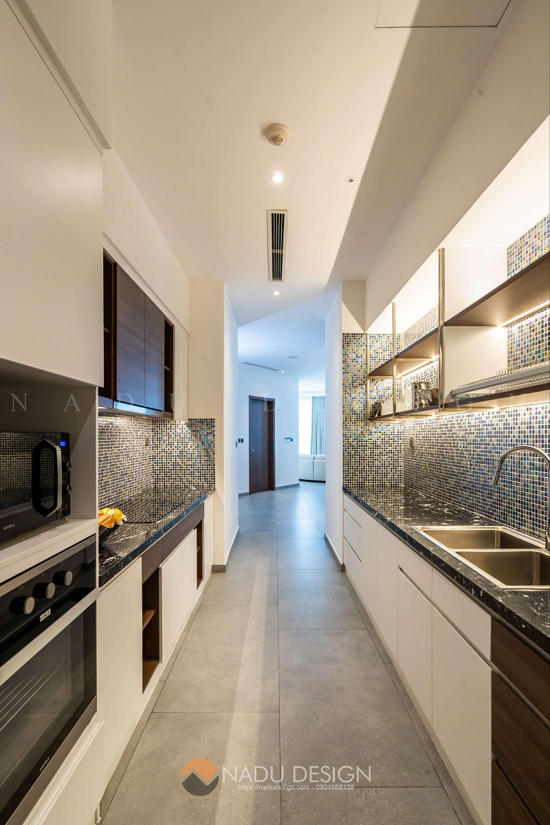 Khu vực bếp được thiết kế mở, liên kết logic với các không gian khác trong căn hộ