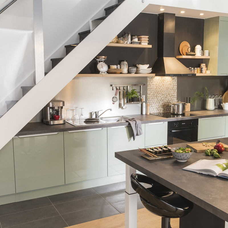 Thiết kế bếp gần cầu thang sẽ tạo ra một không gian đa năng và tiện lợi. Bàn nấu ăn gần cầu thang, giúp cho bạn dễ dàng di chuyển từ phòng khách khi có khách đến, đồng thời tận dụng tối đa không gian, giúp căn bếp rộng rãi hơn.