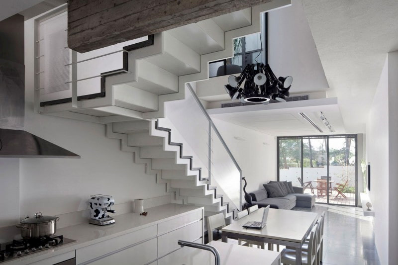 Với thiết kế bếp cạnh cầu thang, bạn sẽ cảm nhận được sự thuận tiện và tiện lợi khi sử dụng không gian bếp. Hình ảnh liên quan sẽ khiến bạn có được cái nhìn đầy sáng tạo về việc kết hợp hai không gian này một cách hài hoà.
