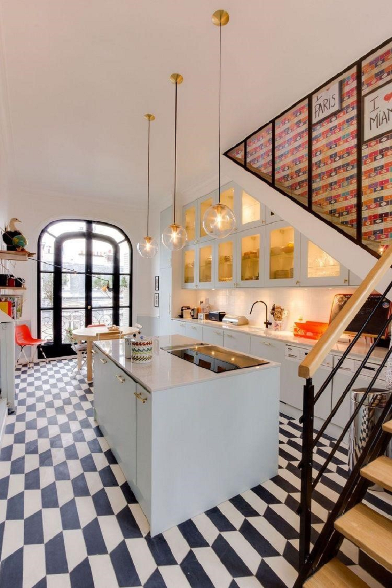 Với thiết kế bếp sáng tạo cạnh cầu thang, bạn sẽ không chỉ sở hữu một căn bếp tiện lợi mà còn là một tác phẩm nghệ thuật. Với nét độc đáo trong thiết kế, chiếc bếp này sẽ khiến cho ngôi nhà của bạn trở nên đẹp hơn bao giờ hết.